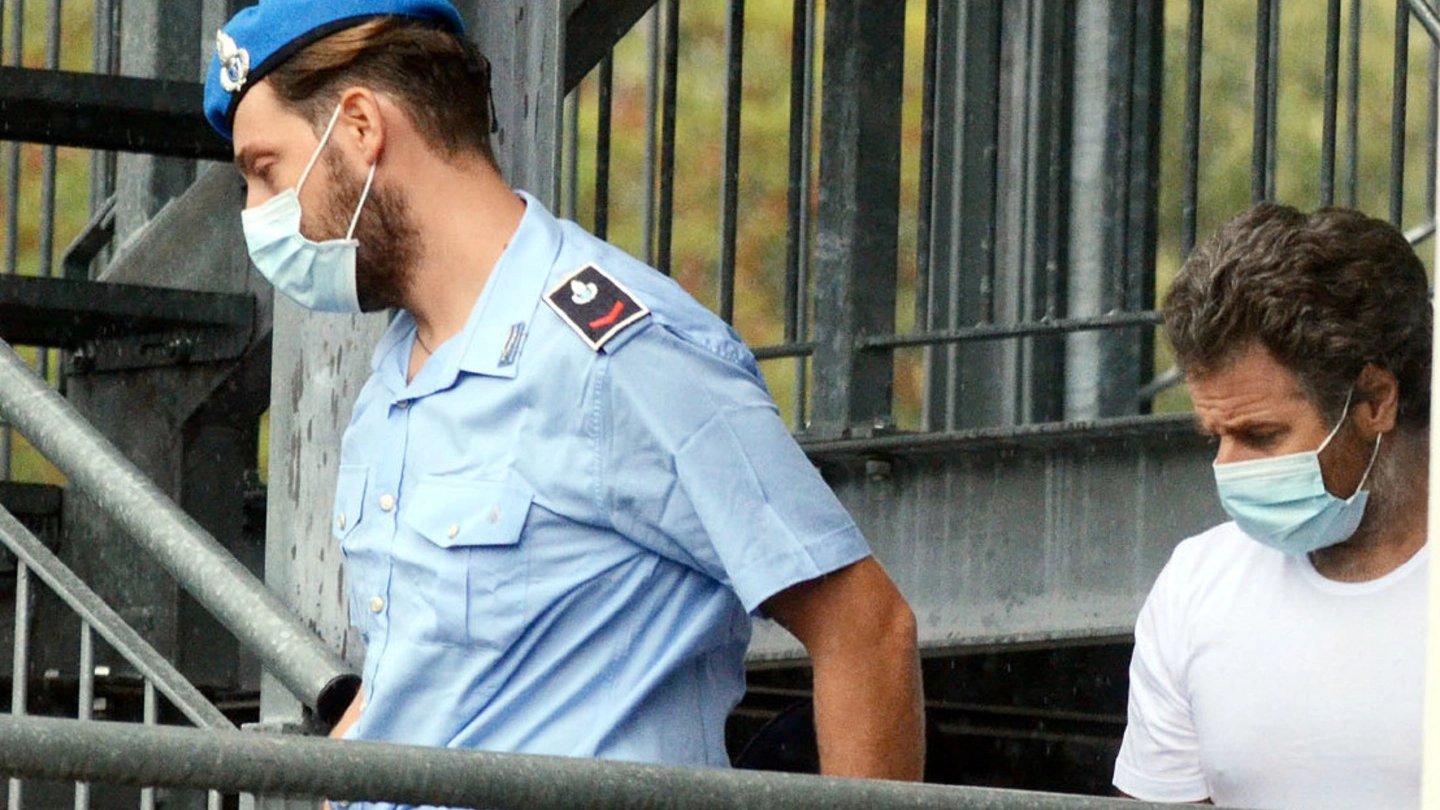 Stefano Valsecchi scortato all’interrogatorio da un agente della polizia penitenziaria