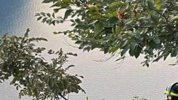 I vigili del fuoco della squdra Saf di Lecco mentre soccorrono la ragazza I vigili del fuoco della squdra Saf di Lecco mentre soccorrono la ragazza