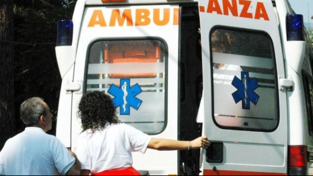Ambulanza (immagine di repertorio) Ambulanza (immagine di repertorio)