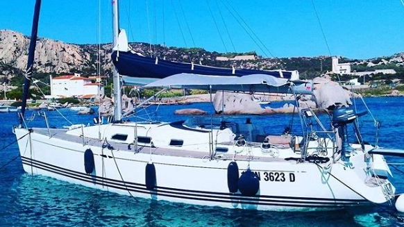 La barca a vela del sindaco Sala in Sardegna (Foto Instagram)