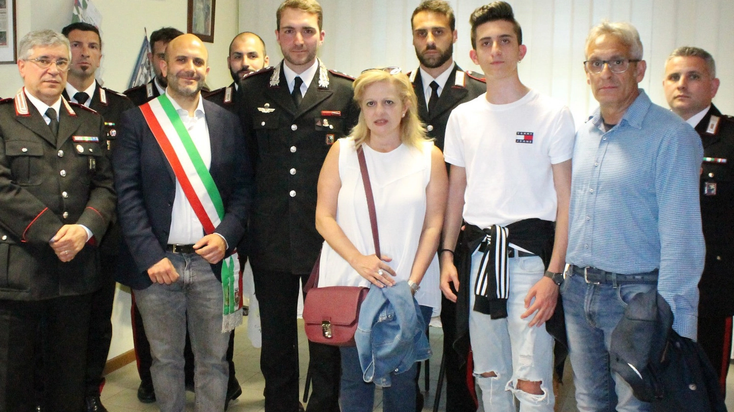  Mariacatena e Sergio Venuti con il figlio minore e il sindaco Paolo Gobbi nella caserma d
