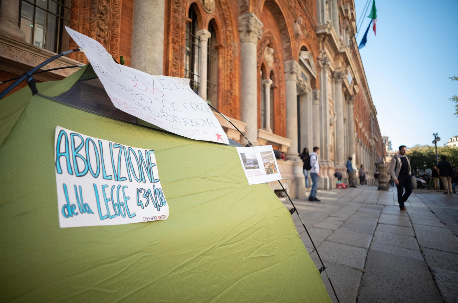 Tende del movimento studentesco “Cambiare rotta” davanti all’Università Statale di Milano contro il caro vita e il governo