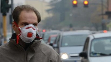 Sull’allarme inquinamento a Milano è scontro tra Sala e Fontana. E intanto tornano le domeniche a piedi