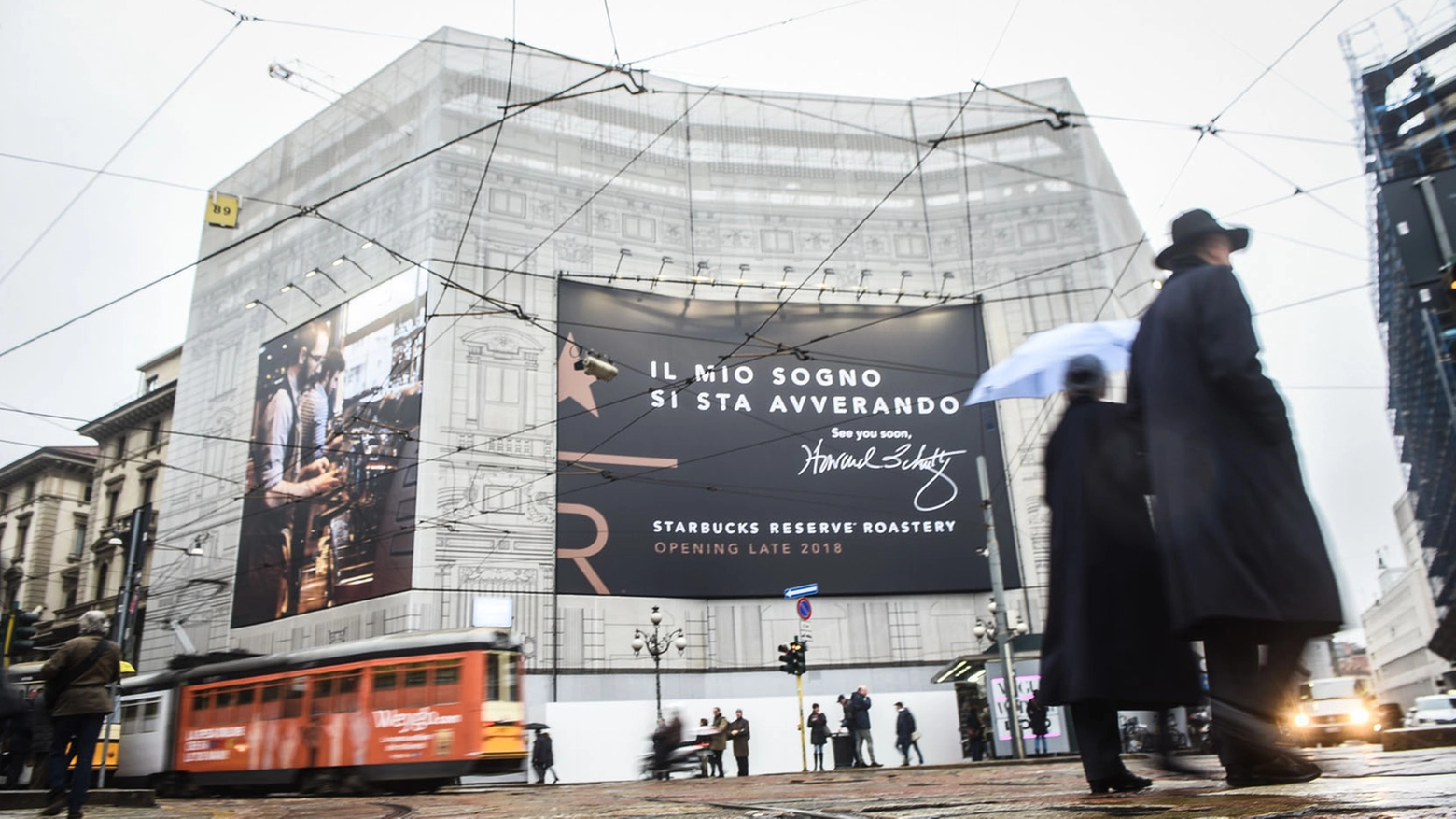 Il cartellone annuncia l'apertura dello store Starbucks a Milano (La Presse)