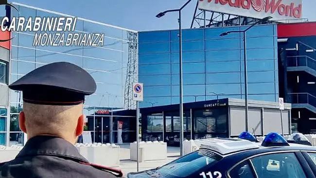 Ruba due telefonini e picchia una guardia Ruba due telefonini e picchia una guardia
