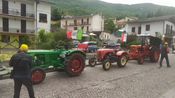 Pellegrinaggio su trattori storici da Collebeato ad Assisi in memoria dell’amico