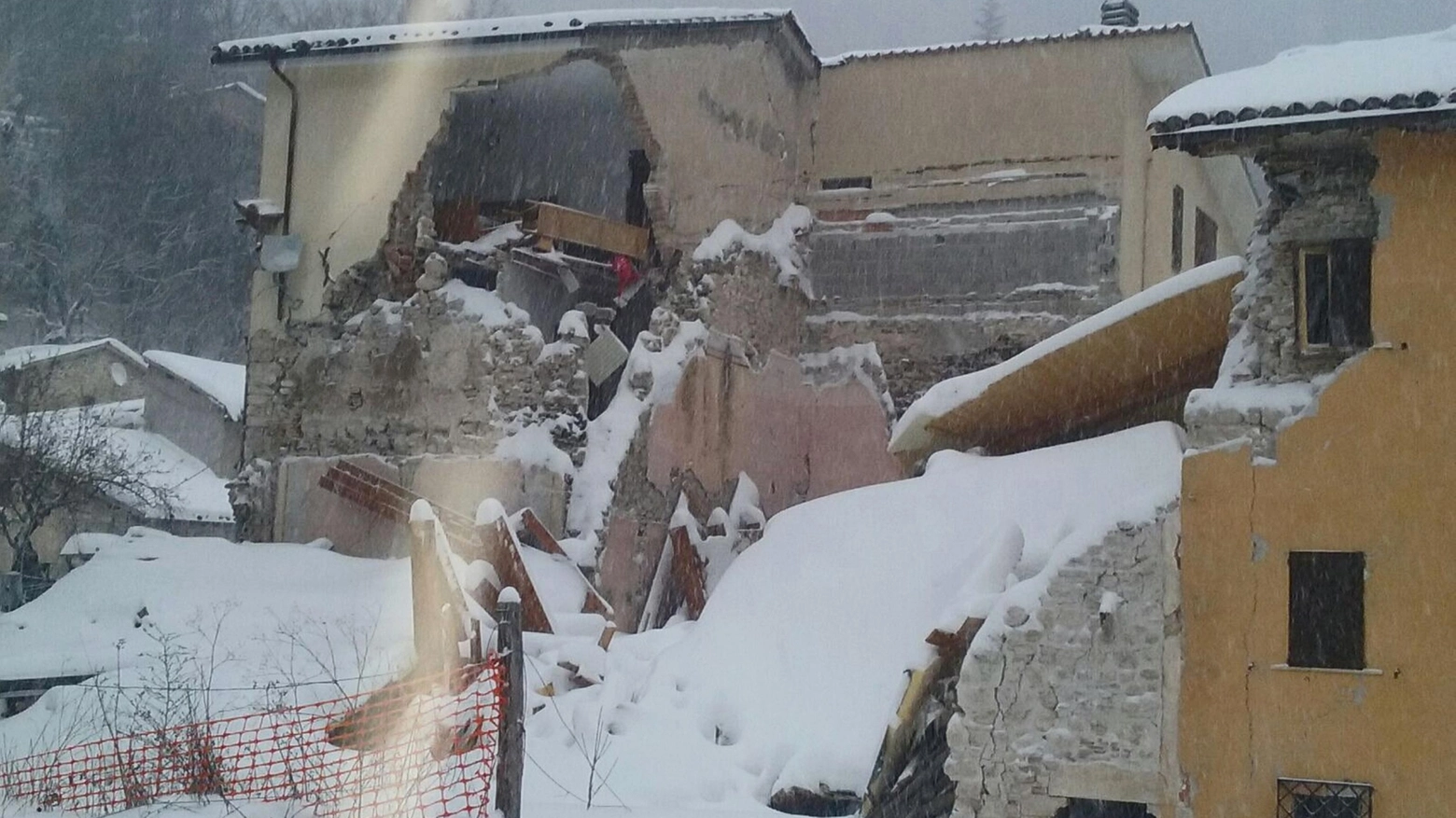 Il borgo di Ussita sommerso dalla neve