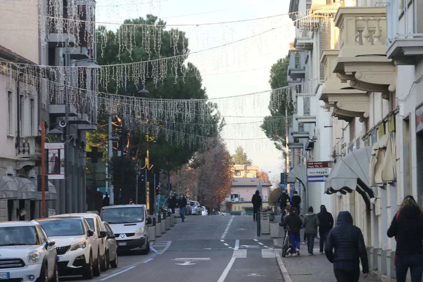 Desio: il Comune si veste da Babbo Natale e paga le luminarie