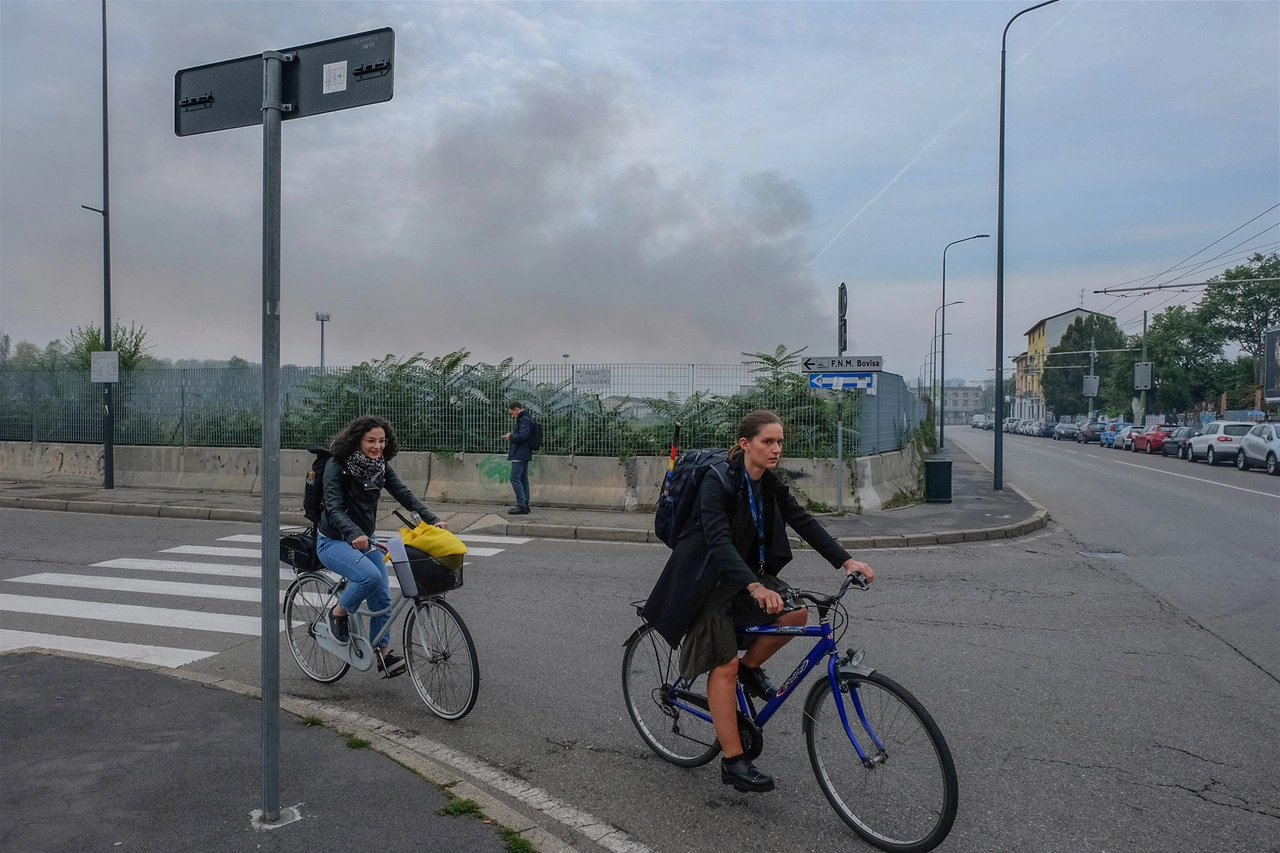 Incendio a Quarto Oggiaro, nube di fumo sopra Milano