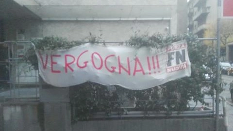 Striscione di FN sulla sede della Cgil di Como (Facebook)