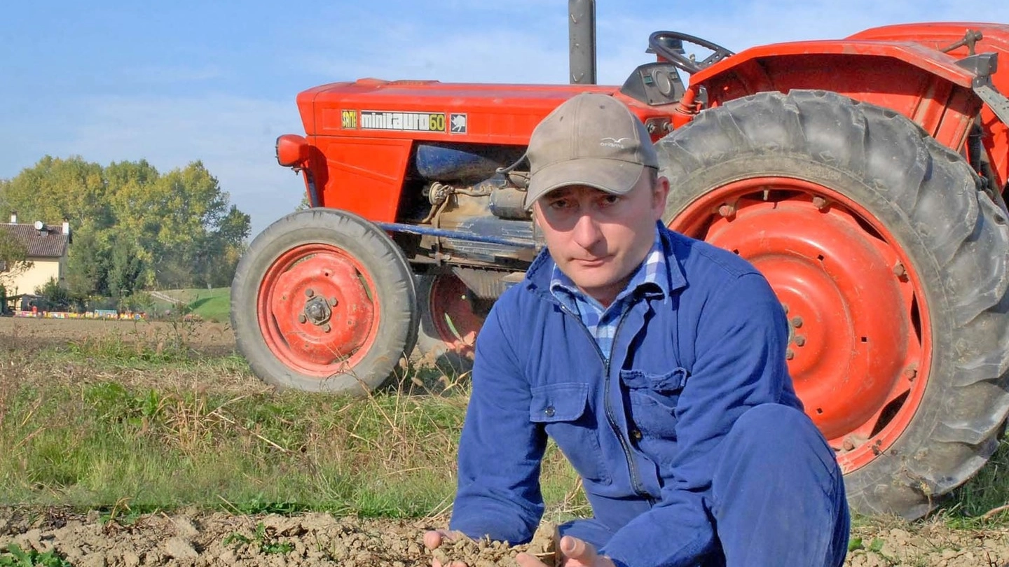 Un agricoltore nelle campagne del Pavese la scorsa estate