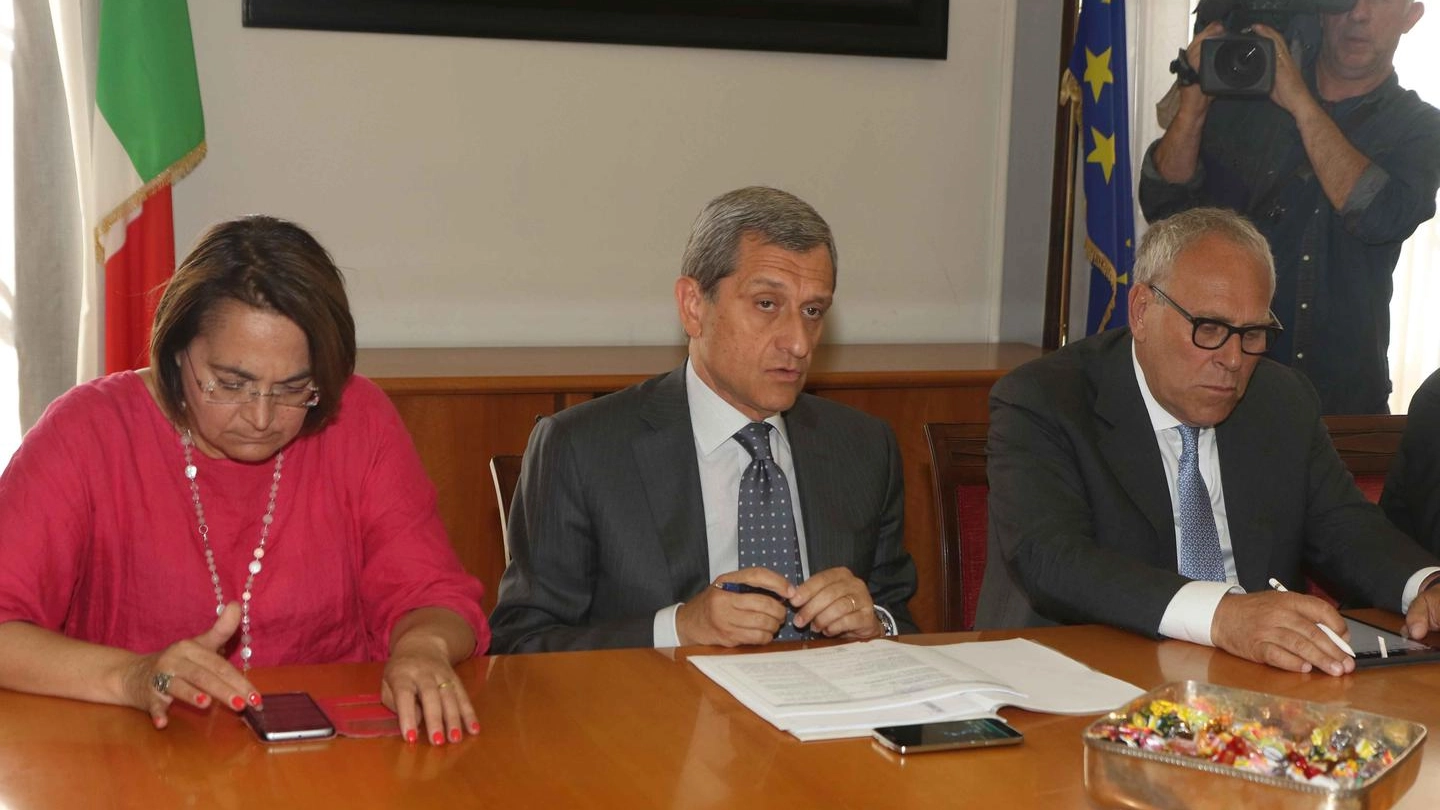 Alessandro Marangoni, al centro, con il console francese Brochet e l'assessore Rozza