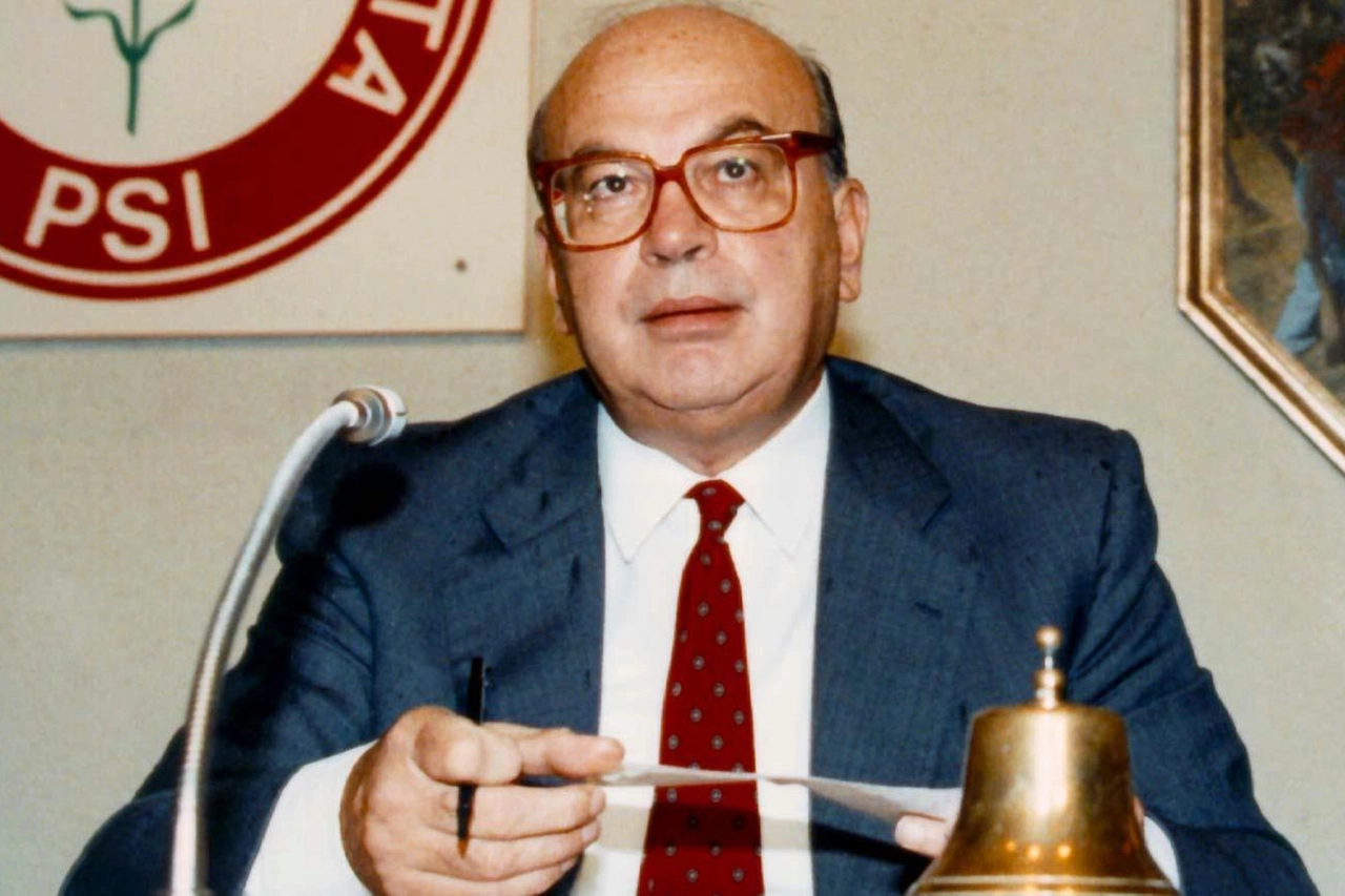 COME IN AULA Bettino Craxi Sotto al Carcano il “processo” andato in scena ieri sera La lettera con la quale Silvio Berlusconi ringraziò Bettino Craxi per l’aiuto ricevuto sul caso delle televisioni private