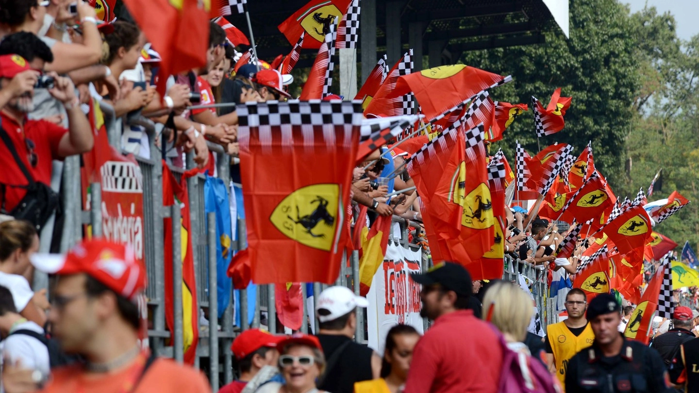 Tifosi della Ferrari a un precedente Gran Premio di Monza