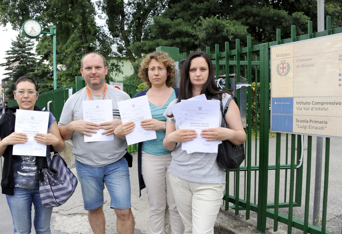 "Pagelle delle elementari sbagliate". All’Istituto Einaudi scoppia la rivolta