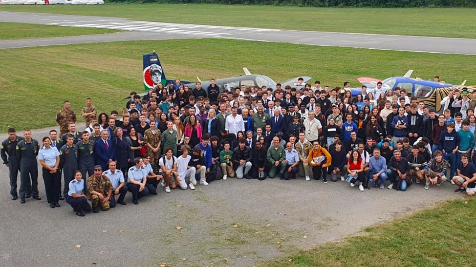 Duecento studenti a lezione di volo coi top gun dell’Aeronautica militare