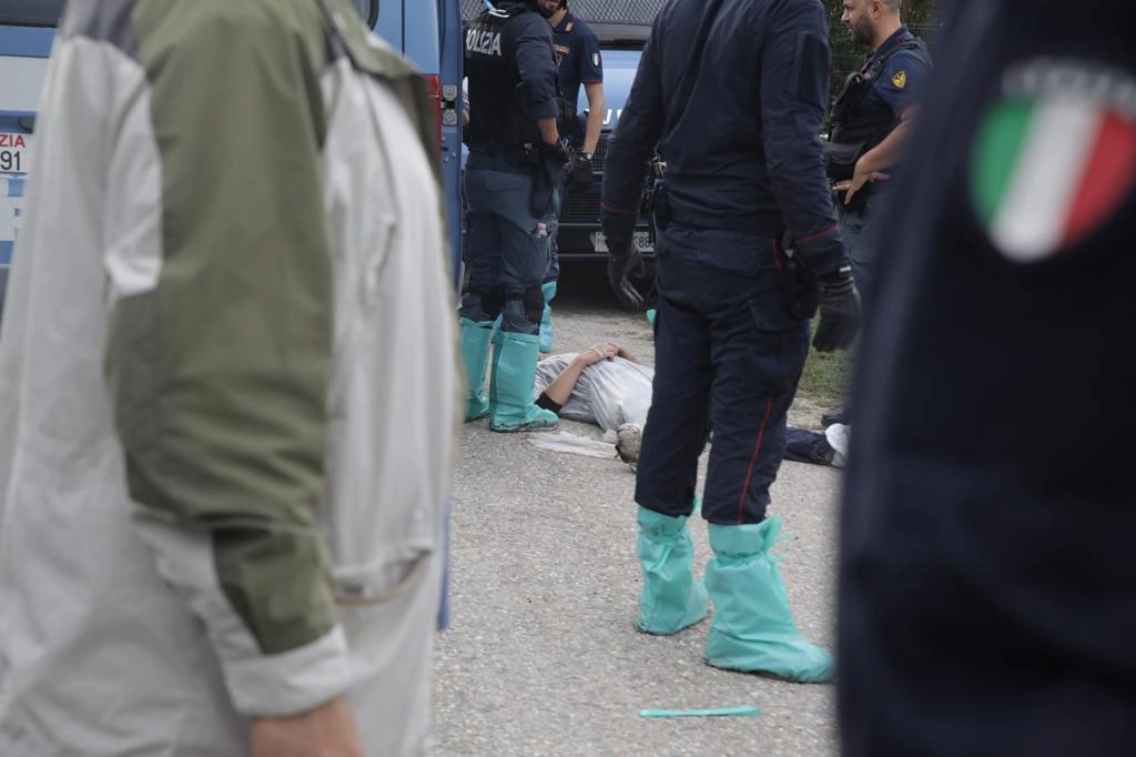 L'irruzione della polizia nel rifugio Cuori Liberi (foto: Cristina Bianchi)