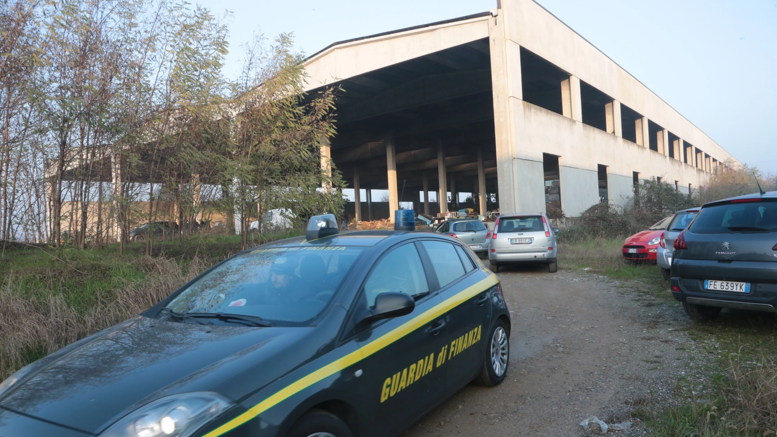 Il capannone adibito a discarica abusiva a Cassano d'Adda