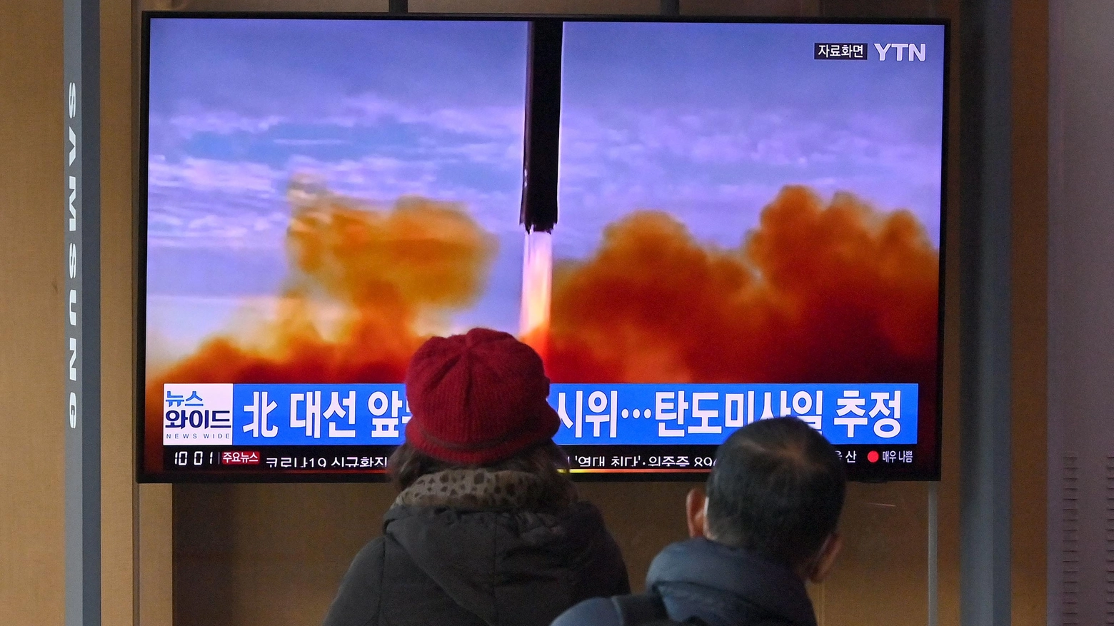 Gente guarda in tv un test missilistico in Corea del Nord