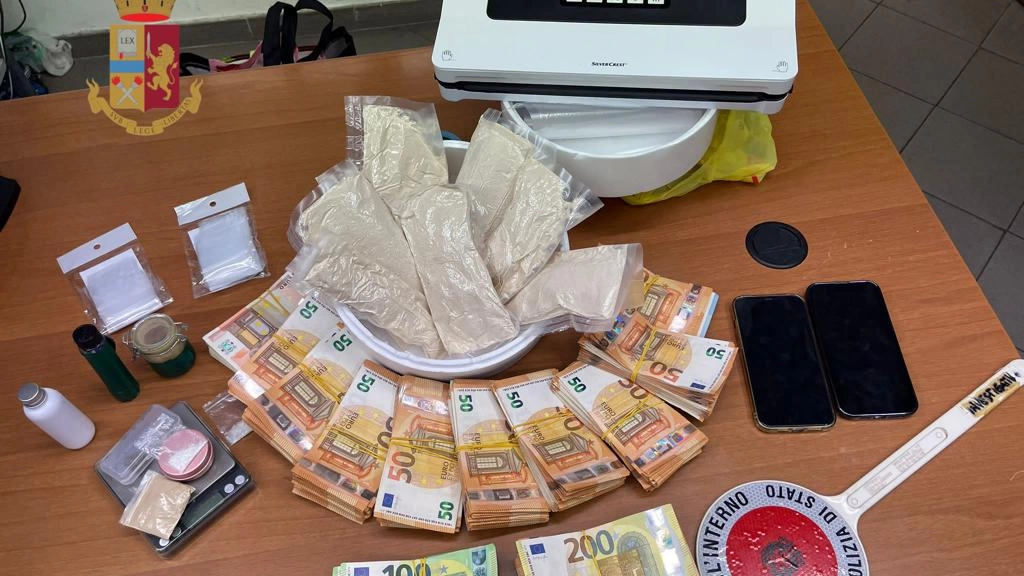 La droga e i contanti sequestrati dalla Polizia La droga e i contanti sequestrati dalla Polizia