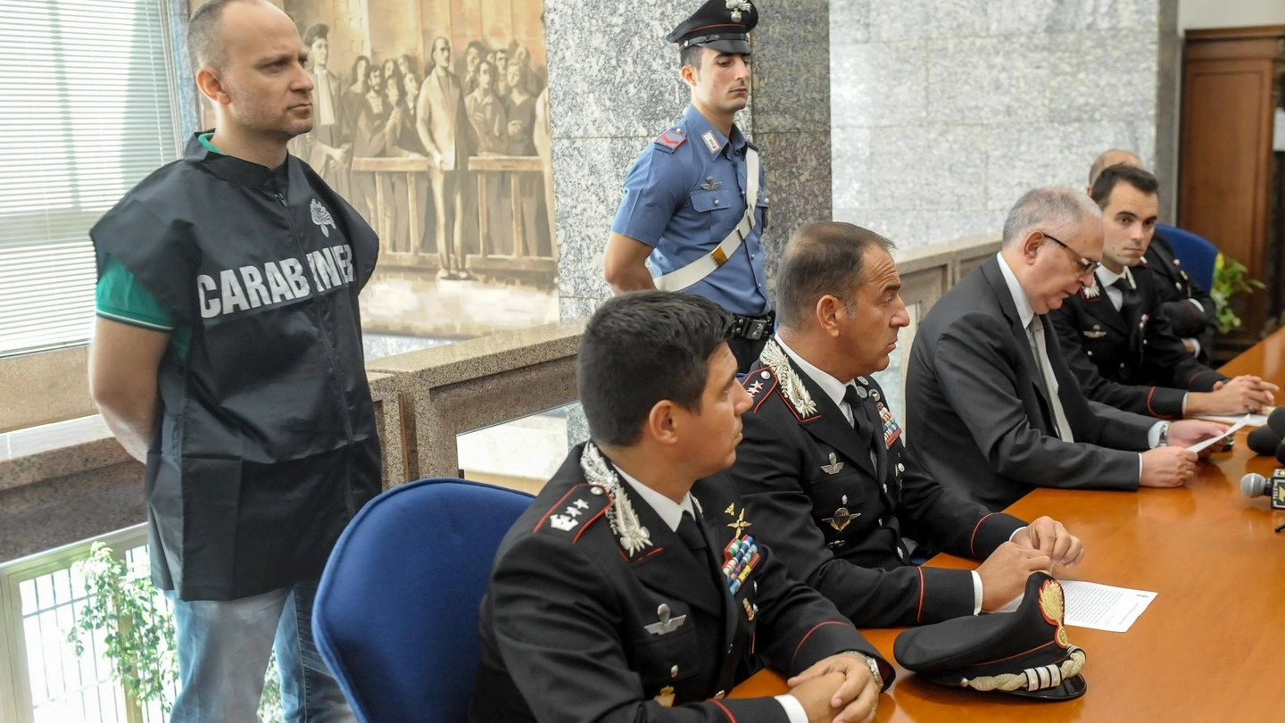 I carabinieri che hanno condotto le indagini in conferenza stampa con il procuratore Gianluigi Fontana