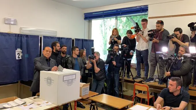 Europee, Berlusconi al seggio: "Venivo a votare qui con la mia mamma"/ FOTO