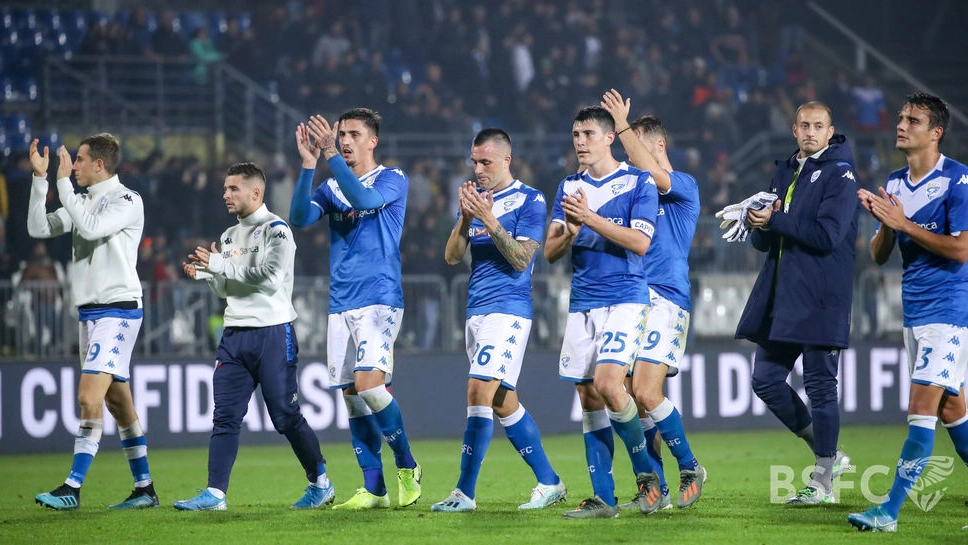Il Brescia saluta deluso i tifosi del "Rigamonti" dopo la sconfitta patita con l'Inter