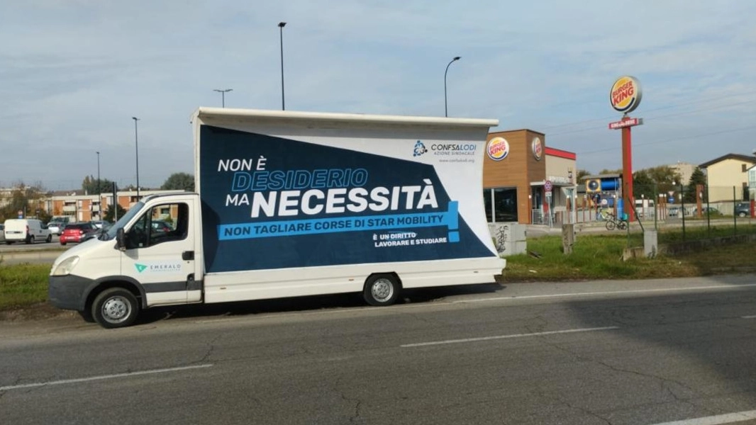 Il camion vela che circola nel Lodigiano contro i tagli delle linee dei pullman