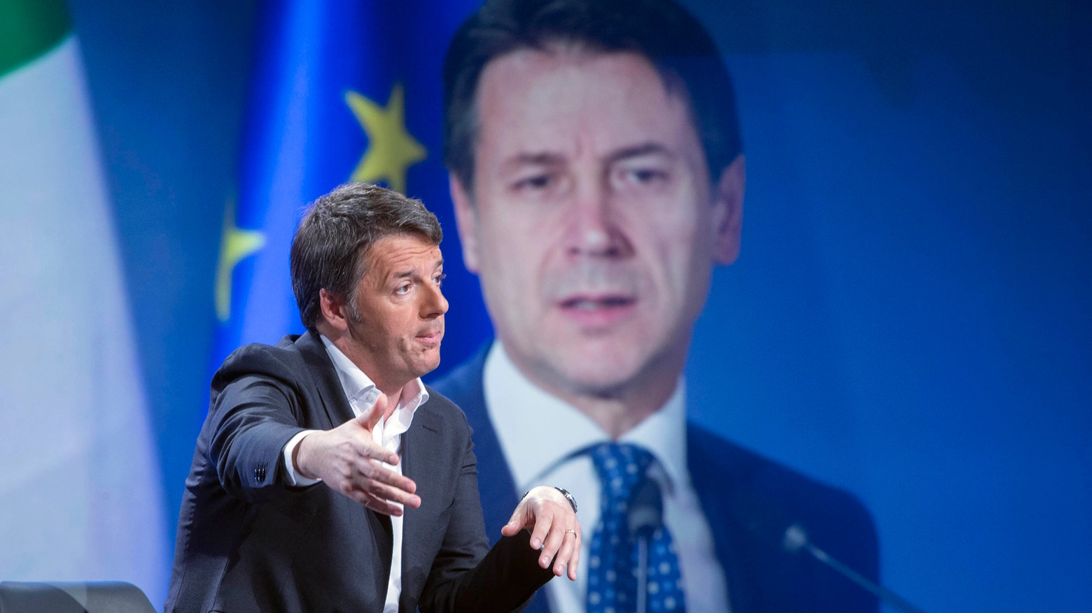 Matteo Renzi, sullo sfondo Giuseppe Conte