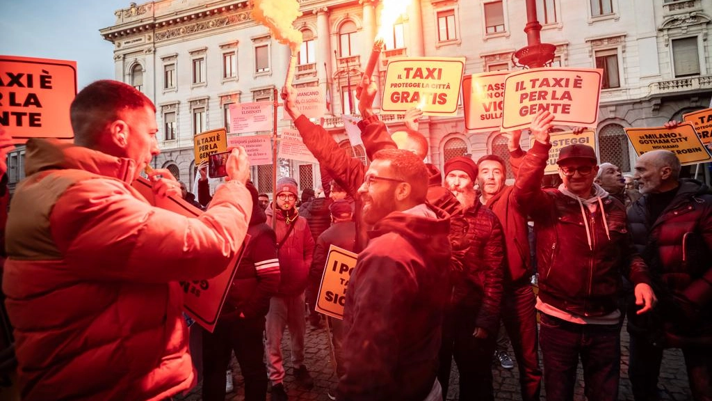 La protesta dei tassisti davanti a Palazzo Marino (foto Canella)