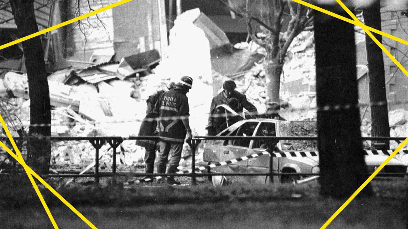 Vigili del fuoco in via Palestro, dopo l'esplosione che ha ucciso i pompieri Carlo La Catena, Sergio Pasotto e Stefano Picerno, l'agente di polizia municipale Alessandro Ferrari e Moussafir Driss