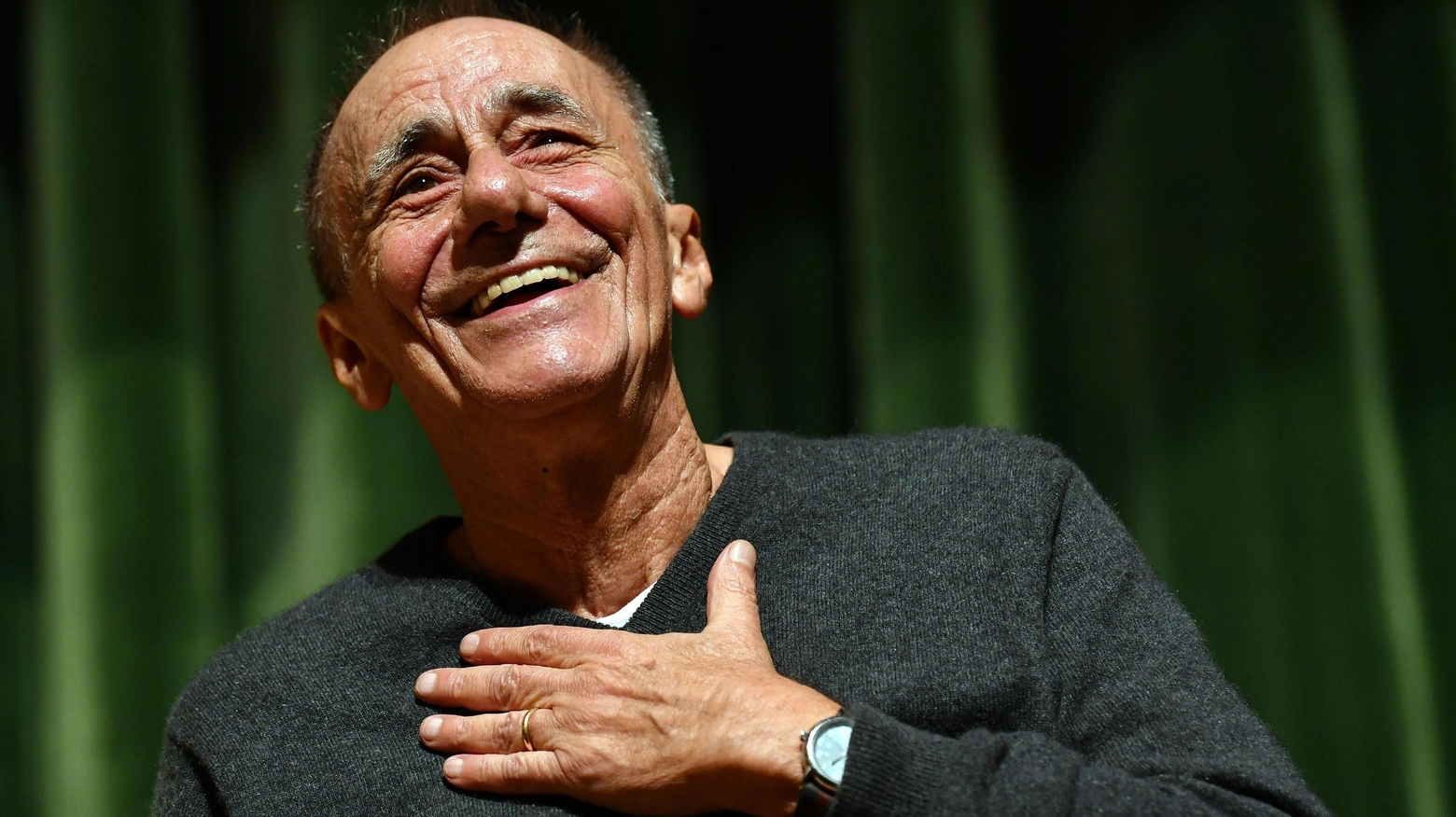 Roberto Vecchioni oggi festeggia gli 80 anni
