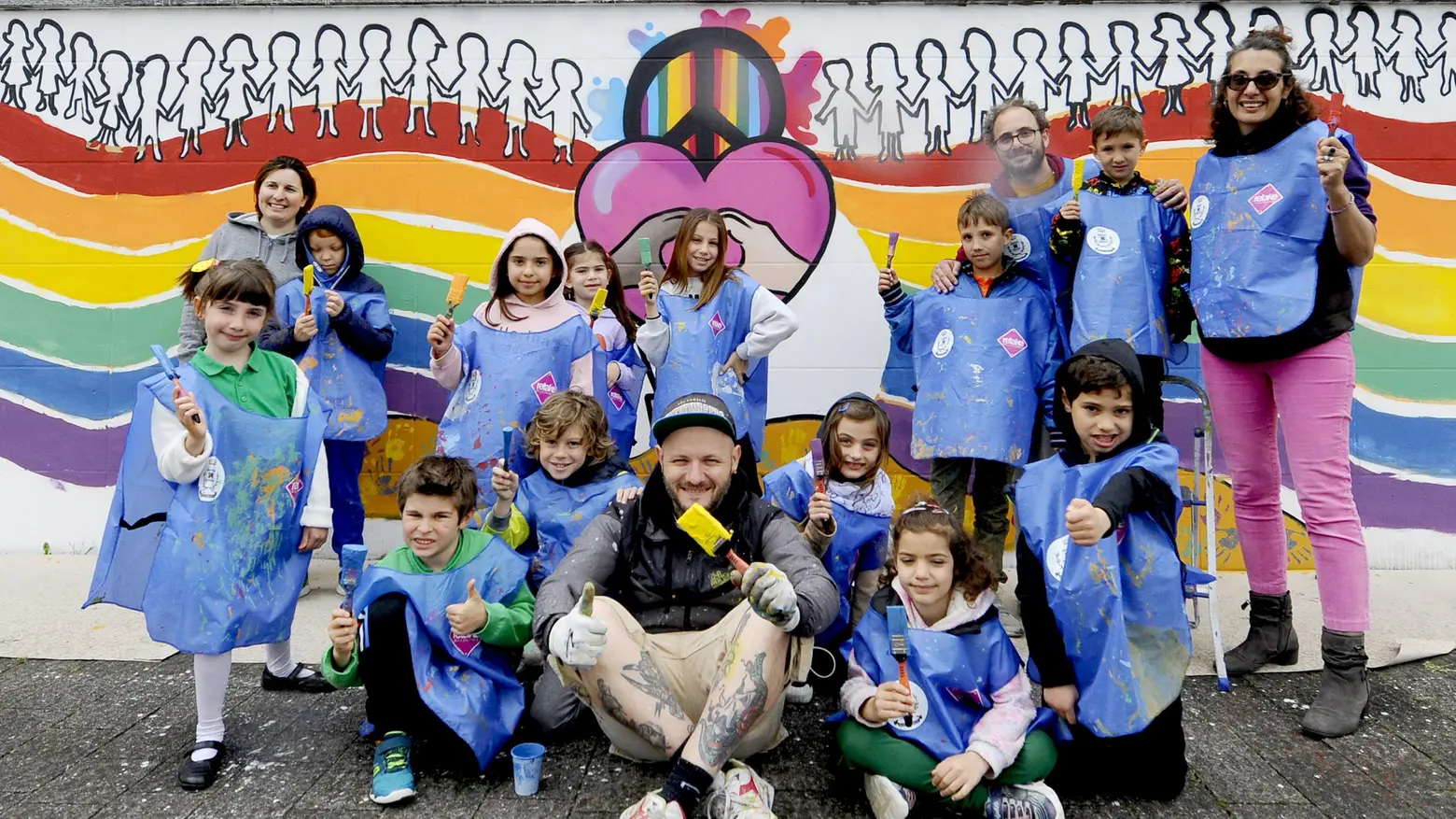 Senza Zaino Day, scuola all’opera Ecco il murale per la pace Senza Zaino Day, scuola all’opera Ecco il murale per la pace
