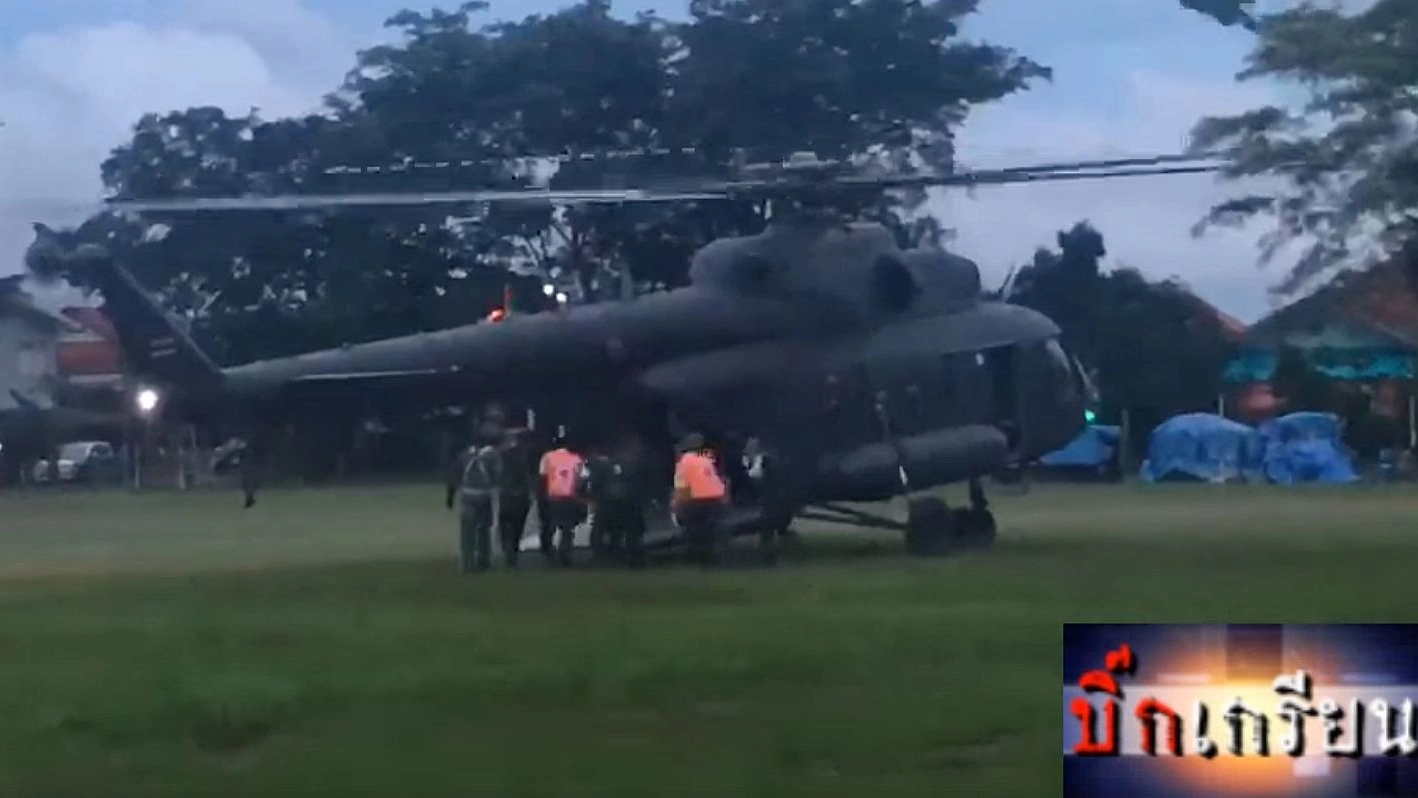 Thailandia, un bimbo salvato viene caricato in elicottero (Team Big Krean su Facebook)