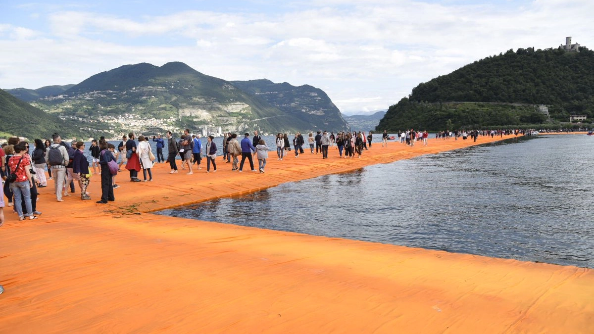 'The Floating Piers' di Christo sul Lago d'Iseo (Dire)