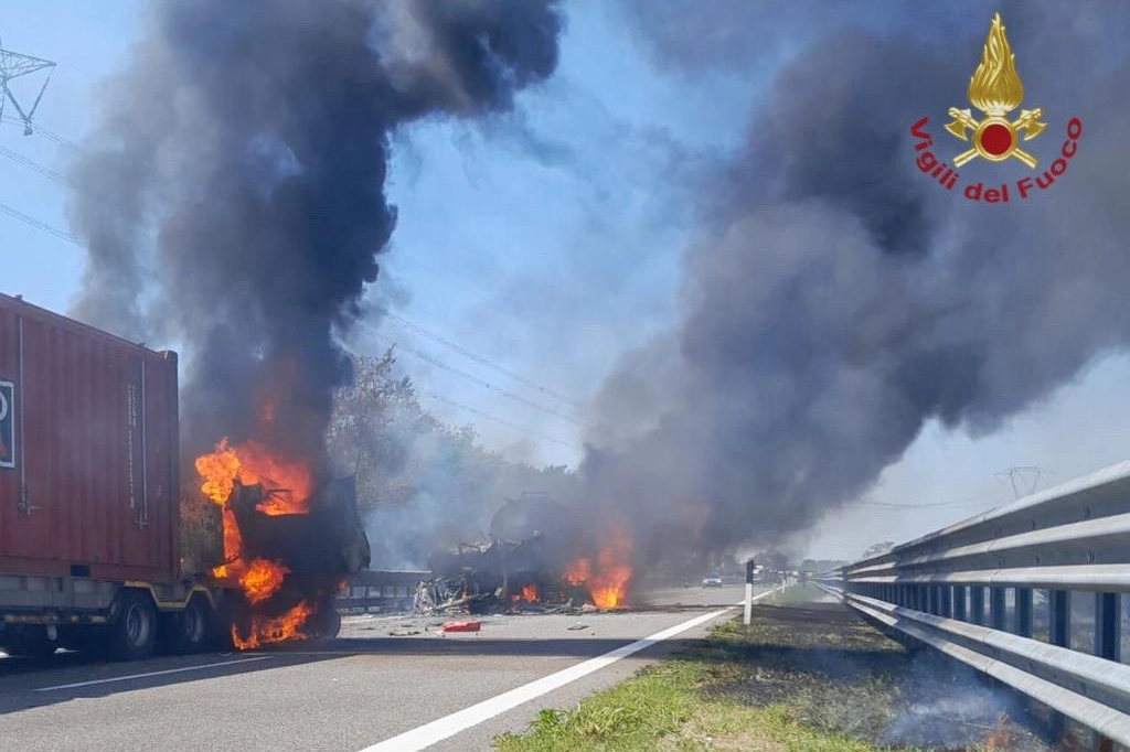 Cisterna in fiamme sulla A21 (Foto vigili del fuoco)