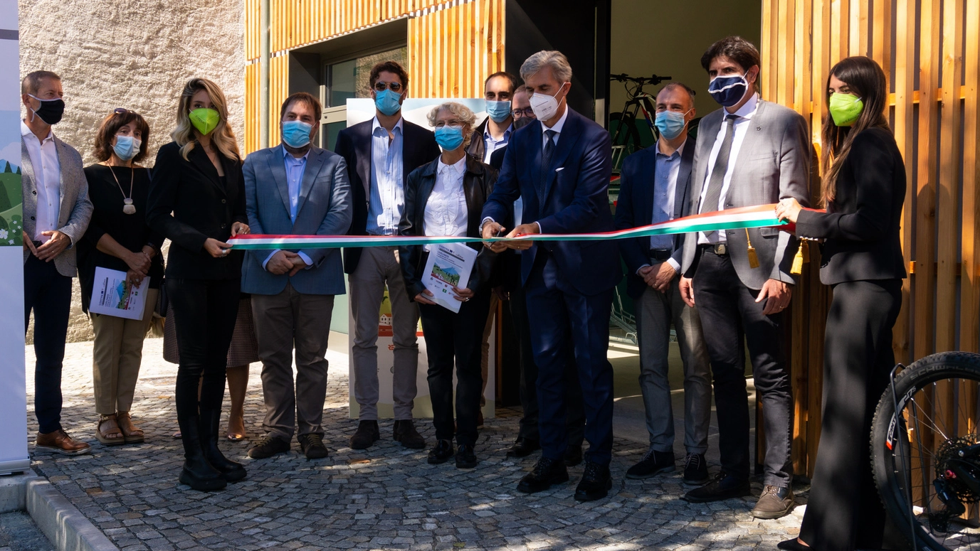 L’inaugurazione della ciclostazione con il sindaco Marco Scaramellini e gli assessori