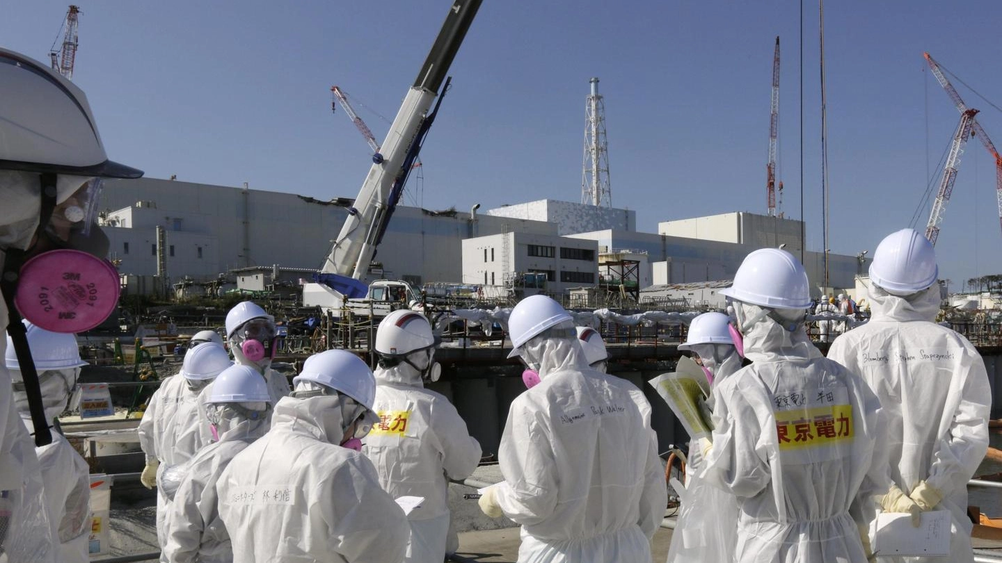 Osservatori sul sito di una centrale nucleare di Fukushima colpita dal sisma nel 2011