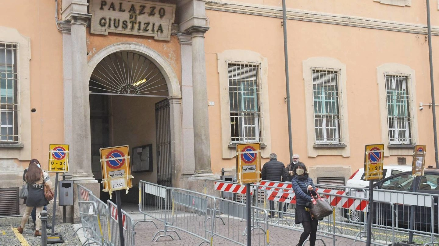 L’ingresso del Palazzo di Giustizia di Pavia, in corso Cavour
