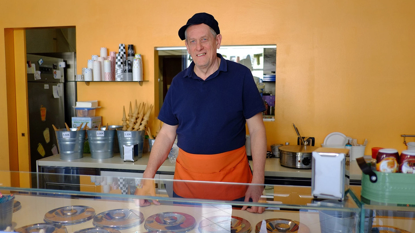 Luca Galbiati, titolare della gelateria di piazza San Francesco d’Assisi a Biassono
