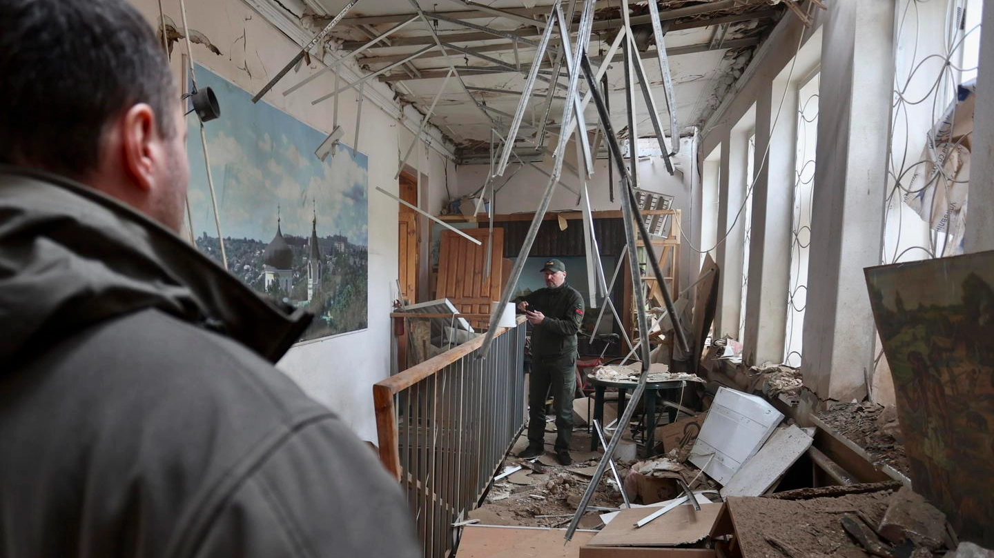 I soccorritori recuperano oggetti dopo un attacco missilistico al museo di storia locale a Kupiansk I soccorritori recuperano oggetti dopo un attacco missilistico al museo di storia locale a Kupiansk