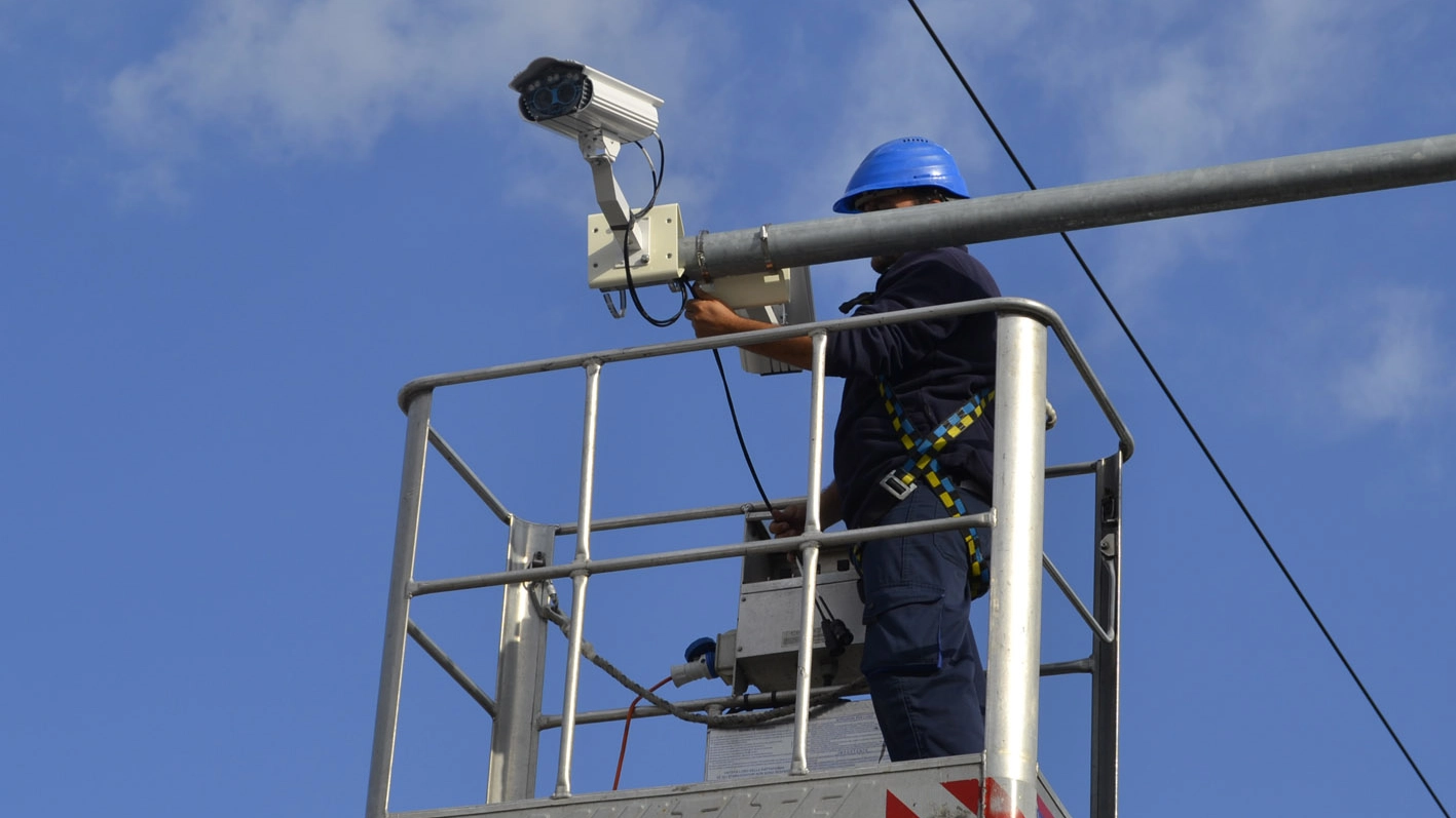 Un tecnico installa una telecamera di sicurezza
