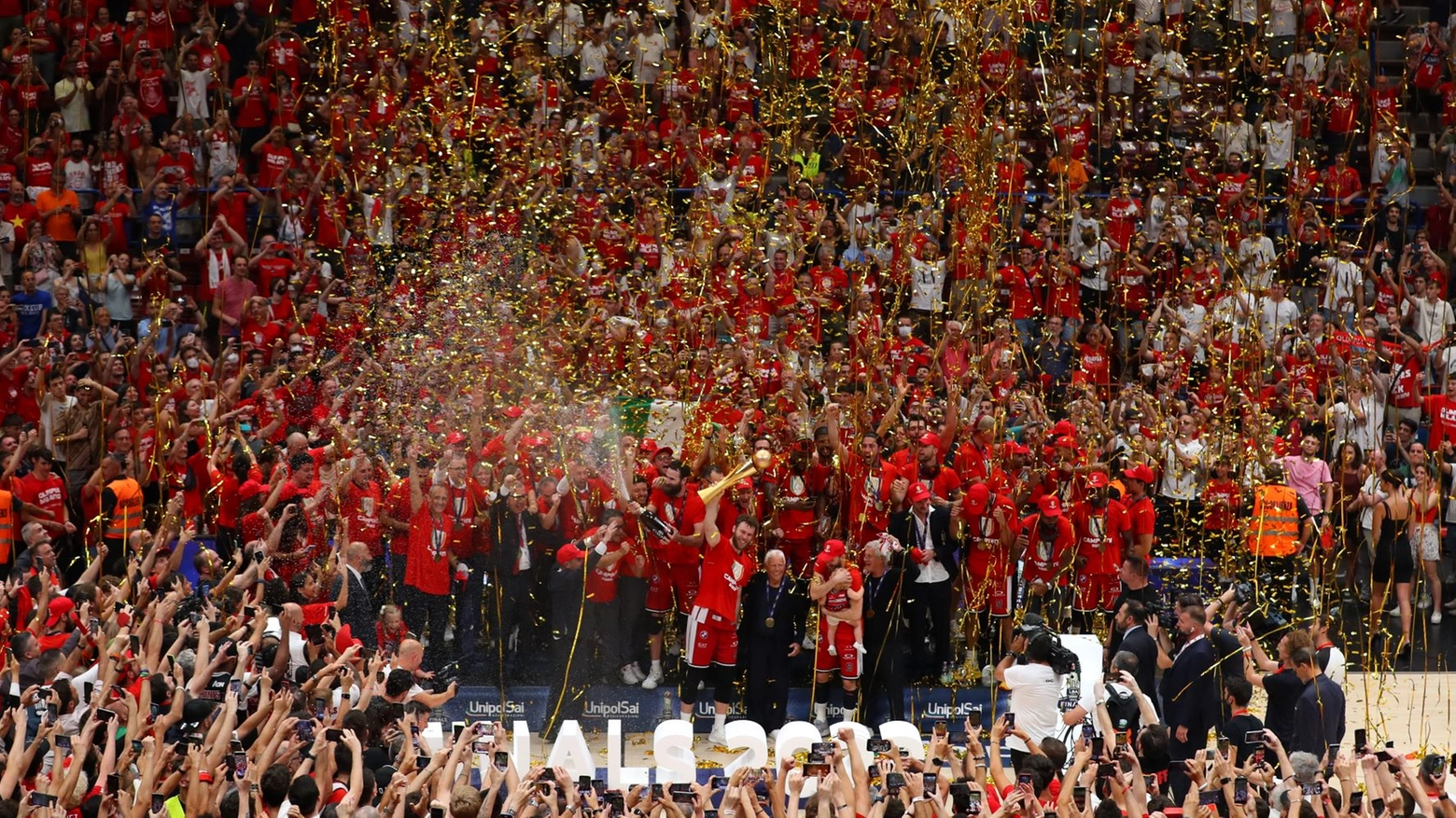 L'Olimpia Milano festeggia la vittoria