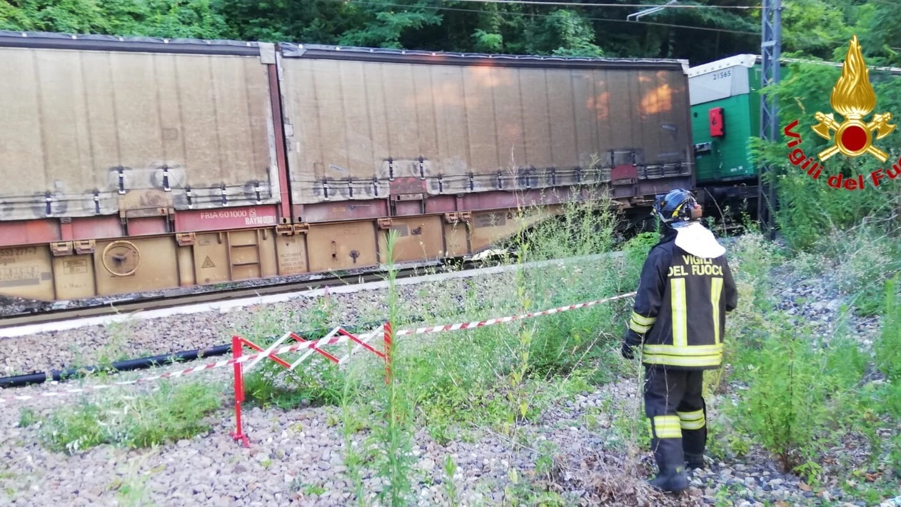 Castelveccana, auto sui binari: travolta da treno merci