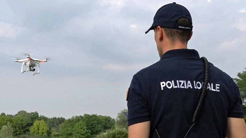 La polizia locale si è avvalsa dei droni per individuare l'anziano La polizia locale si è avvalsa dei droni per individuare l'anziano