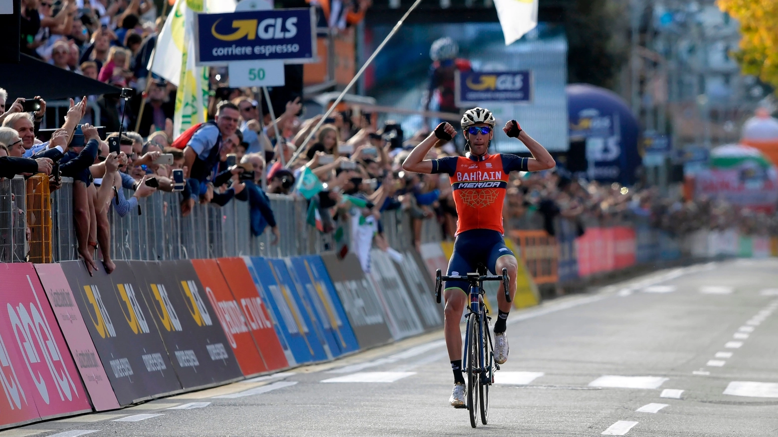 Vincenzo Nibali vince il Giro di Lombardia, nella foto l'arrivo a Como (Afp)