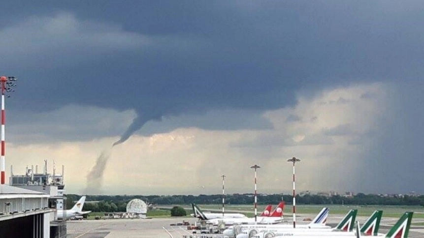 Il tornado avvistato nei pressi di Linate (foto Twitter)