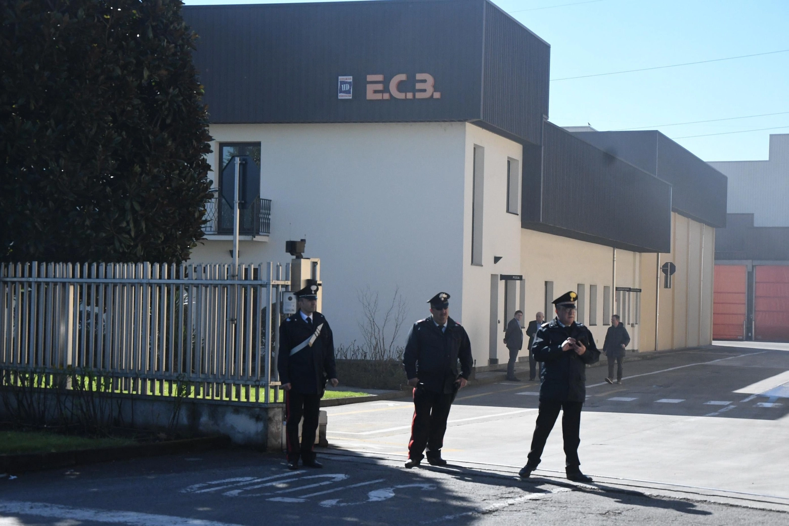 Carabinieri all'esterno dell'azienda 'Ecb' 