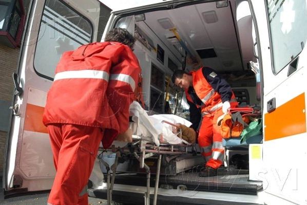 L'uomo è stato portato in ospedale ma non c'è stato nulla da fare