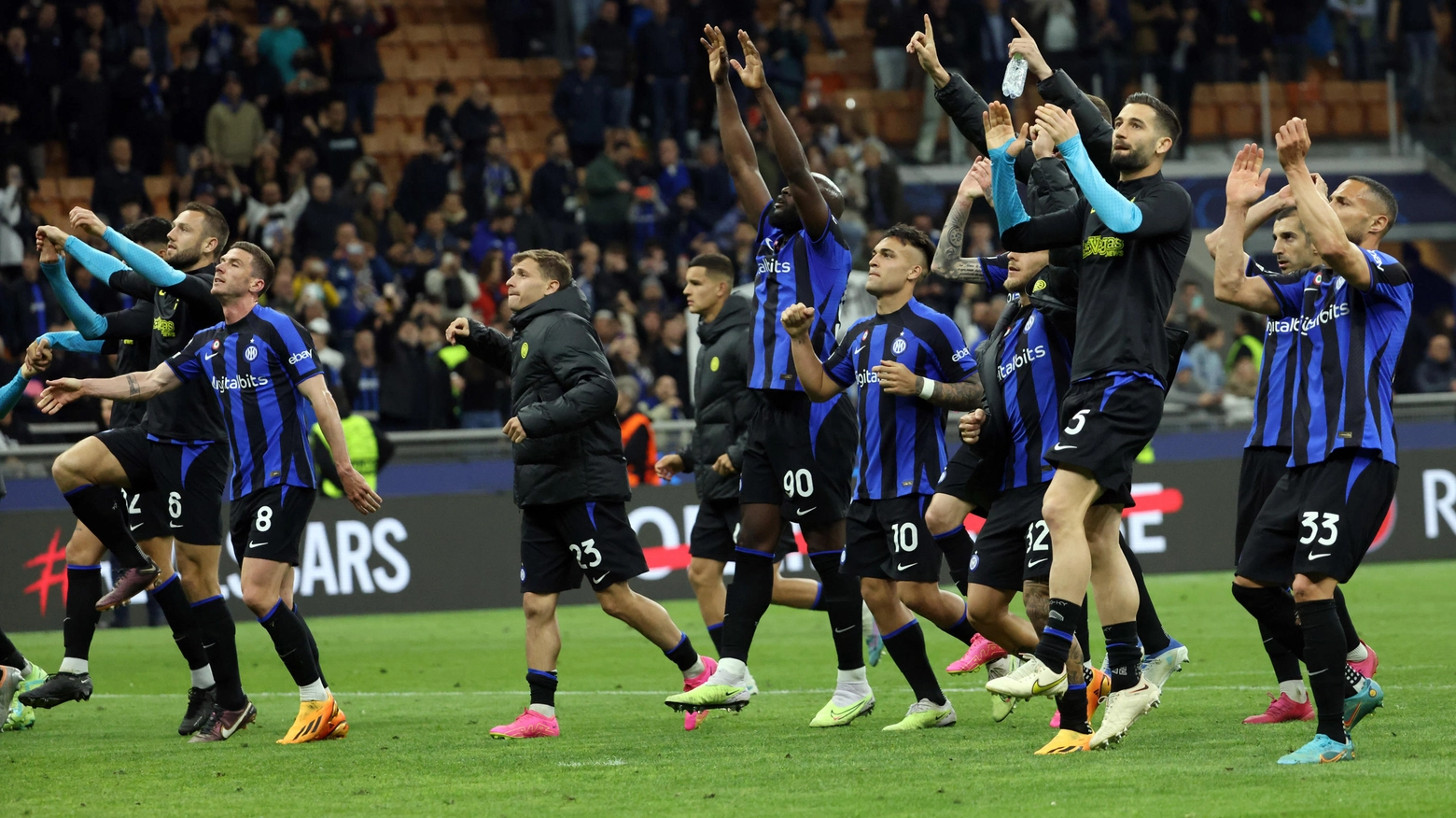 I giocatori dell'Inter festeggiano sotto la curva Nord